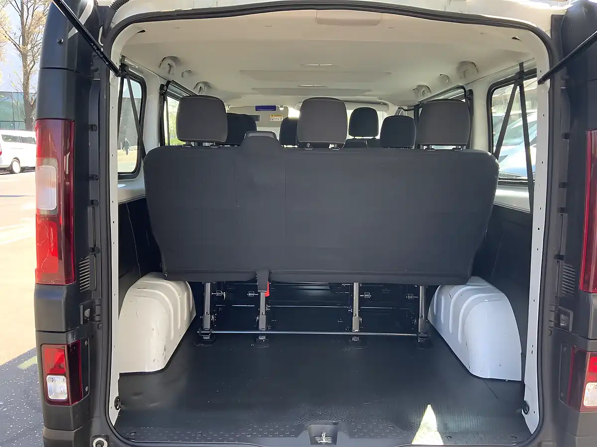 Used 2019 Renault Trafic Business White - Interior and Exterior details 12
