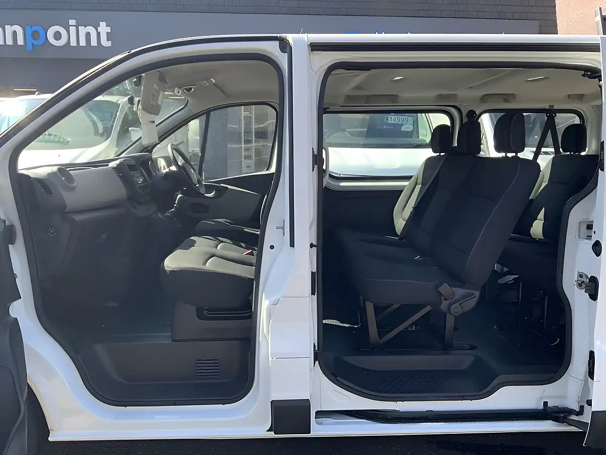 Used 2019 Renault Trafic Business White - Interior and Exterior details 13