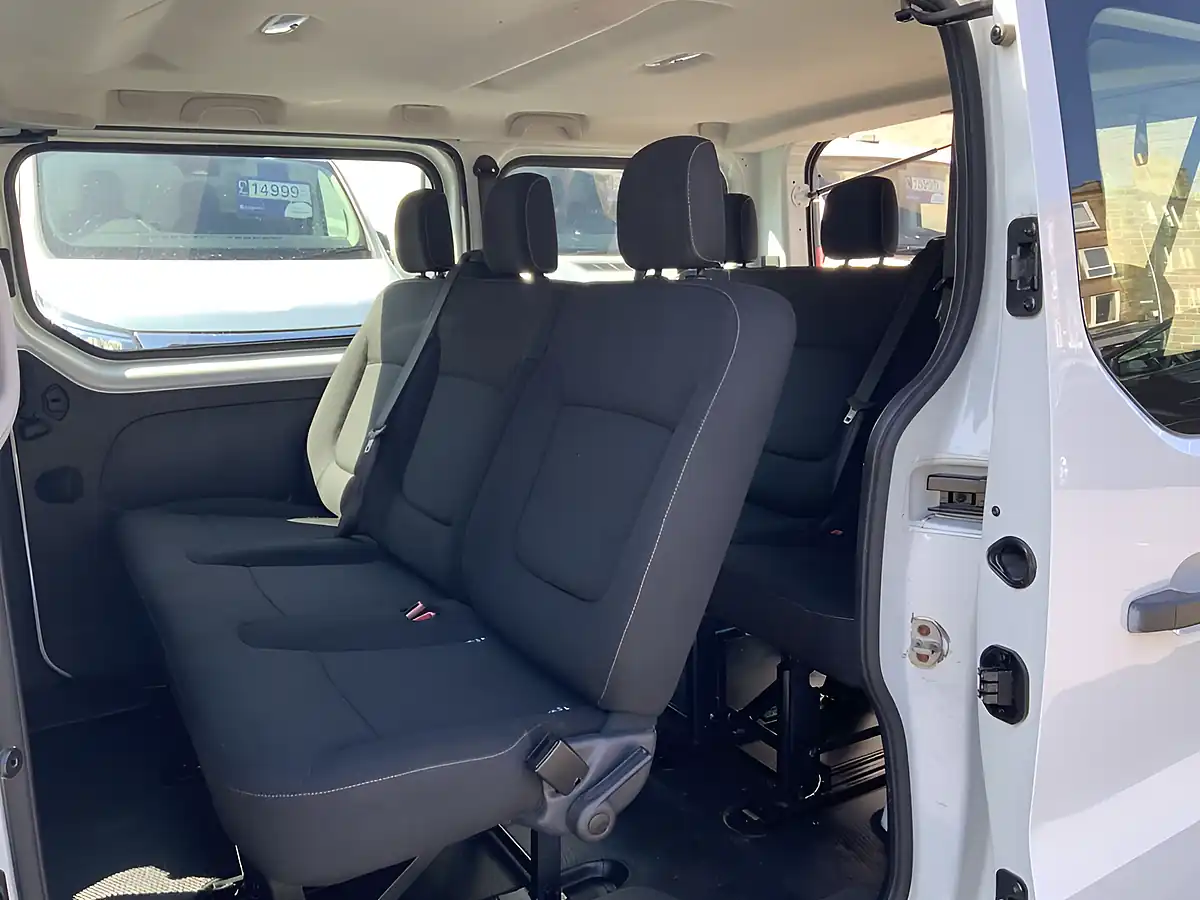 Used 2019 Renault Trafic Business White - Interior and Exterior details 14