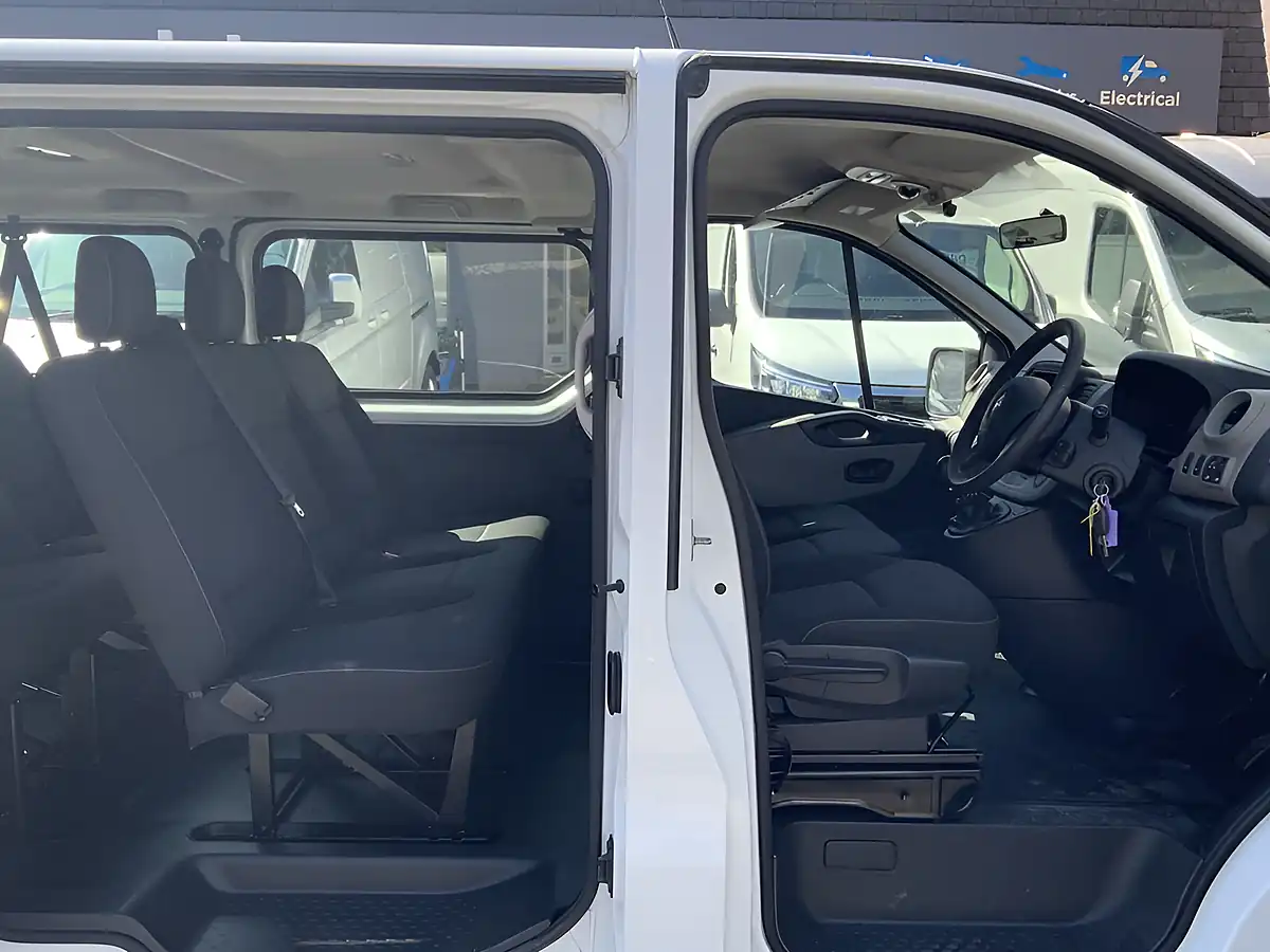 Used 2019 Renault Trafic Business White - Interior and Exterior details 16