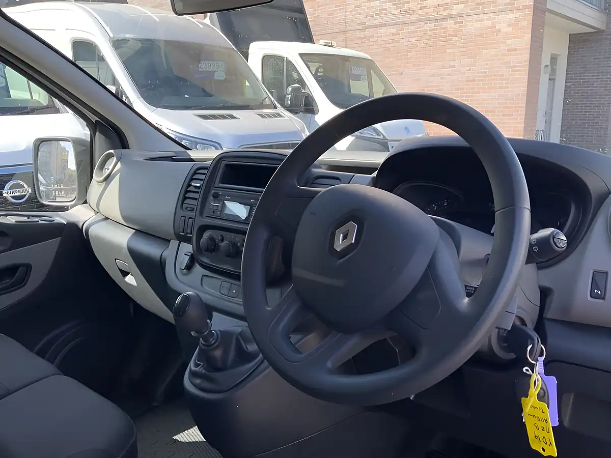 Used 2019 Renault Trafic Business White - Interior and Exterior details 18