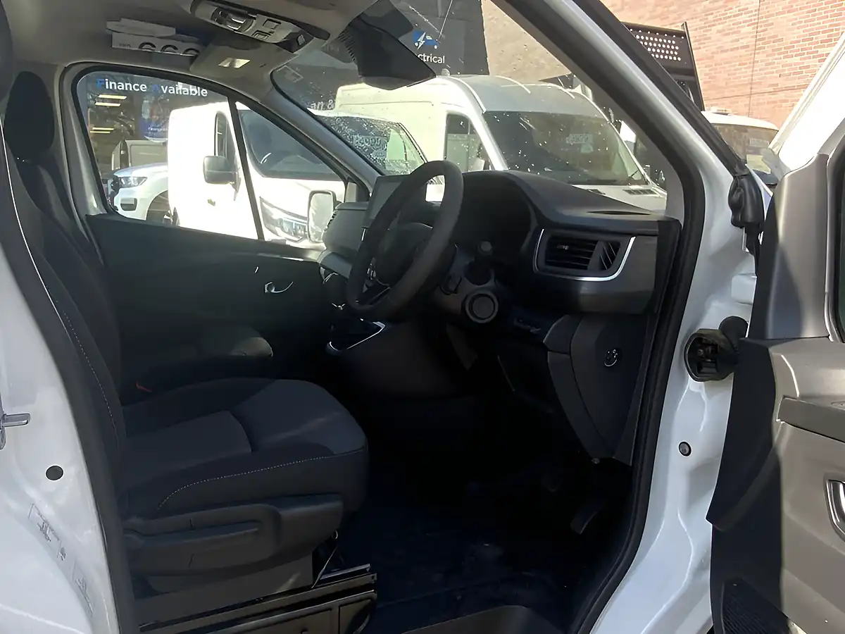 Used 2019 Renault Trafic Business White - Interior and Exterior details 19