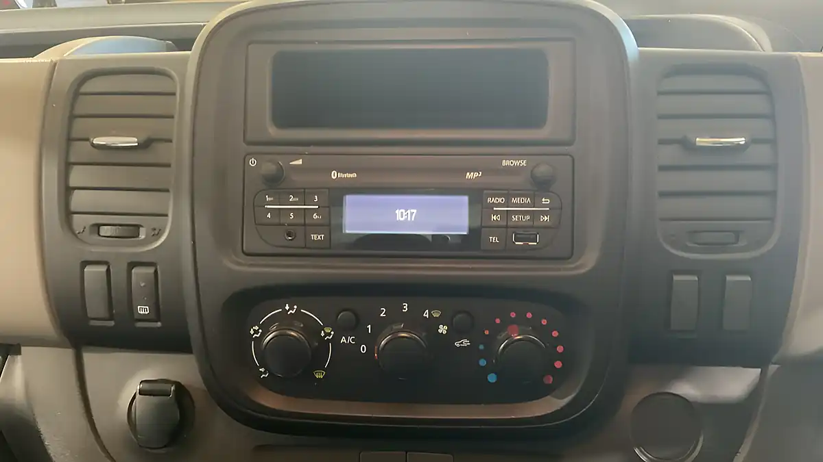 Used 2019 Renault Trafic Business+ White - Interior and Exterior details 12
