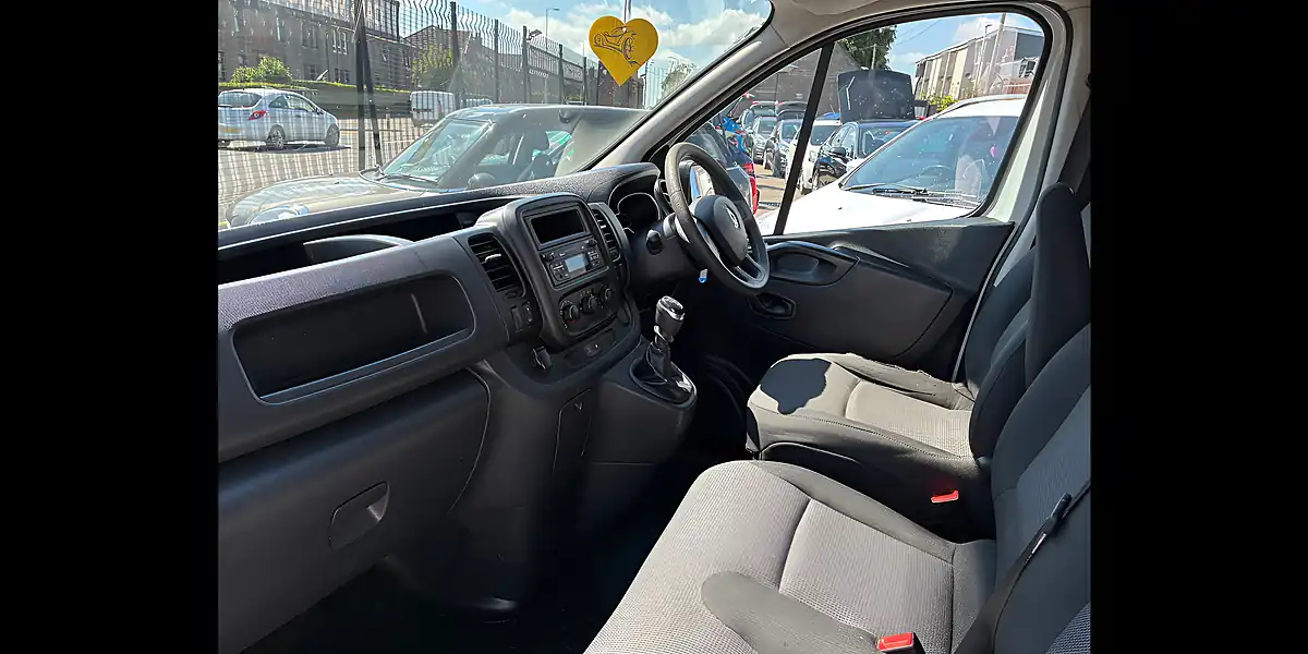 Used 2019 Renault Trafic Energy 30 Business Glacier White - Interior and Exterior details 10