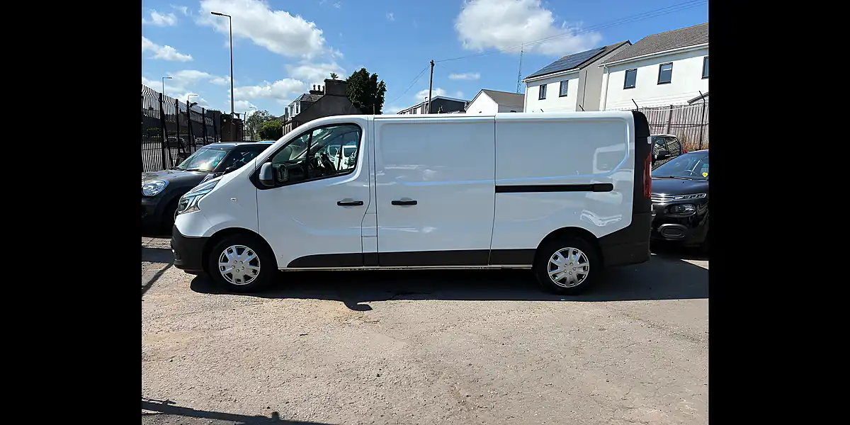 Used 2019 Renault Trafic Energy 30 Business Glacier White - Interior and Exterior details 4