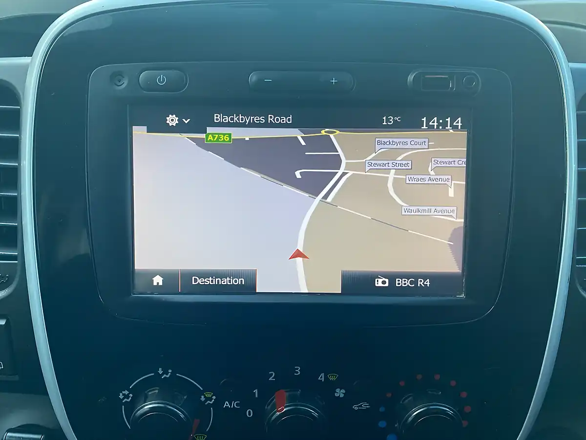 Used 2019 Renault Trafic Energy Sport Nav Lwb White - Interior and Exterior details 13