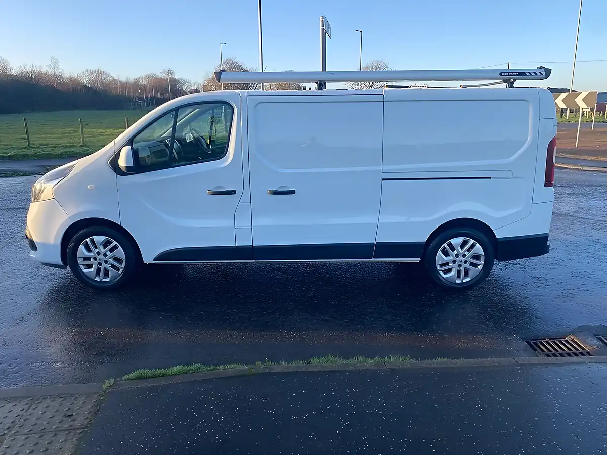 Used 2019 Renault Trafic Energy Sport Nav Lwb White - Interior and Exterior details 17