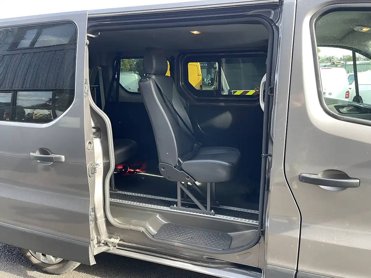 Used 2019 Renault Trafic SL27 Business 5 SEAT Bus Swb Grey - Interior and Exterior details 11