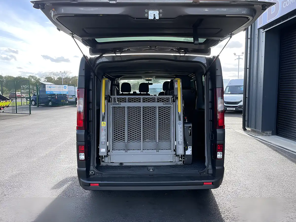 Used 2019 Renault Trafic SL27 Business 5 SEAT Bus Swb Grey - Interior and Exterior details 12