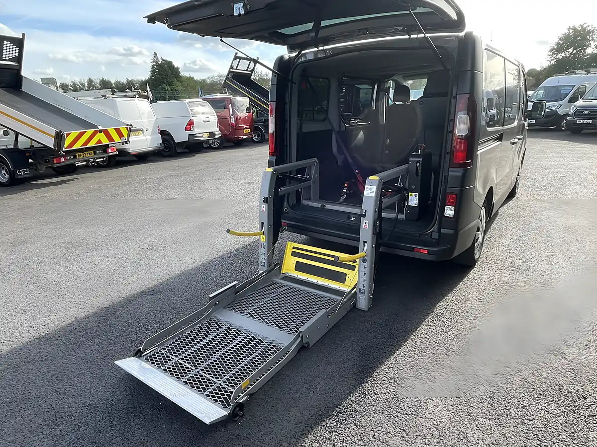 Used 2019 Renault Trafic SL27 Business 5 SEAT Bus Swb Grey - Interior and Exterior details 13