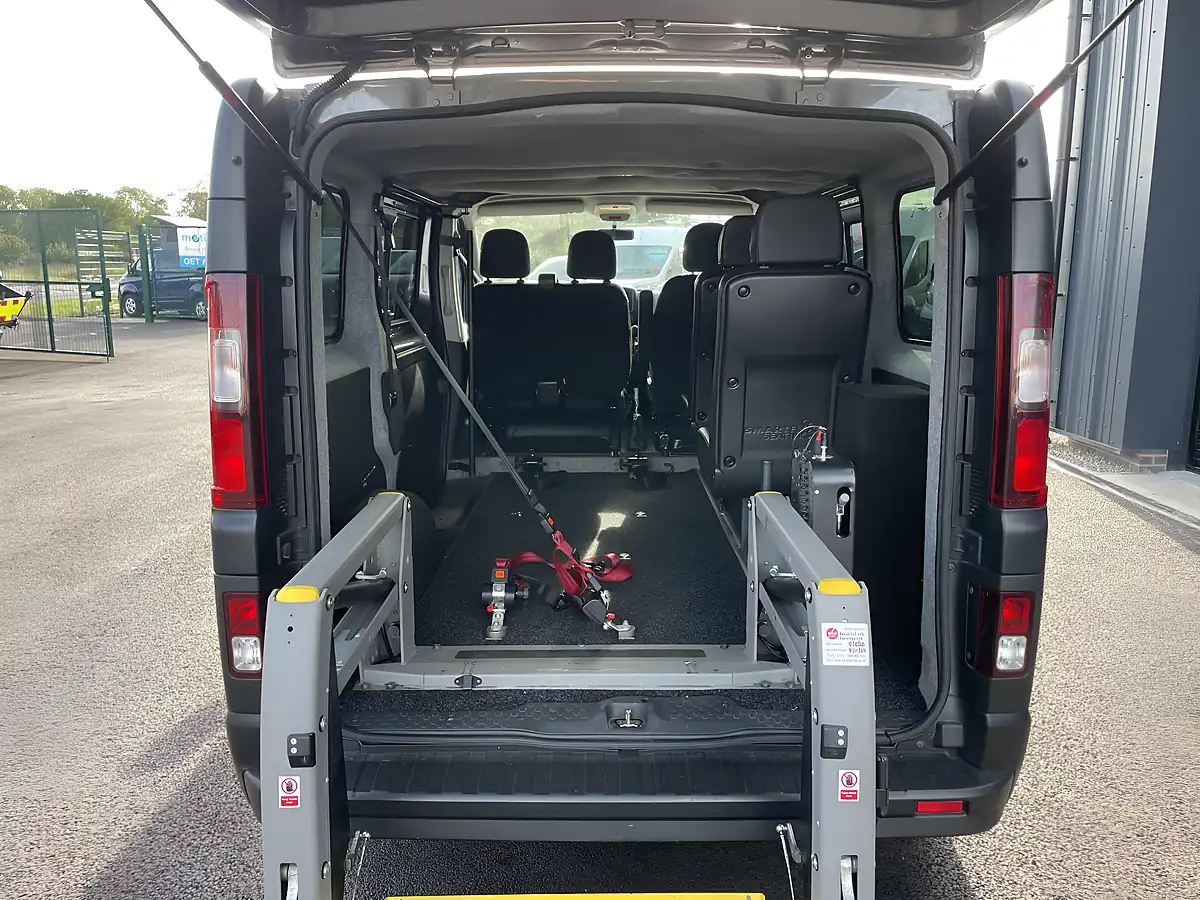 Used 2019 Renault Trafic SL27 Business 5 SEAT Bus Swb Grey - Interior and Exterior details 14