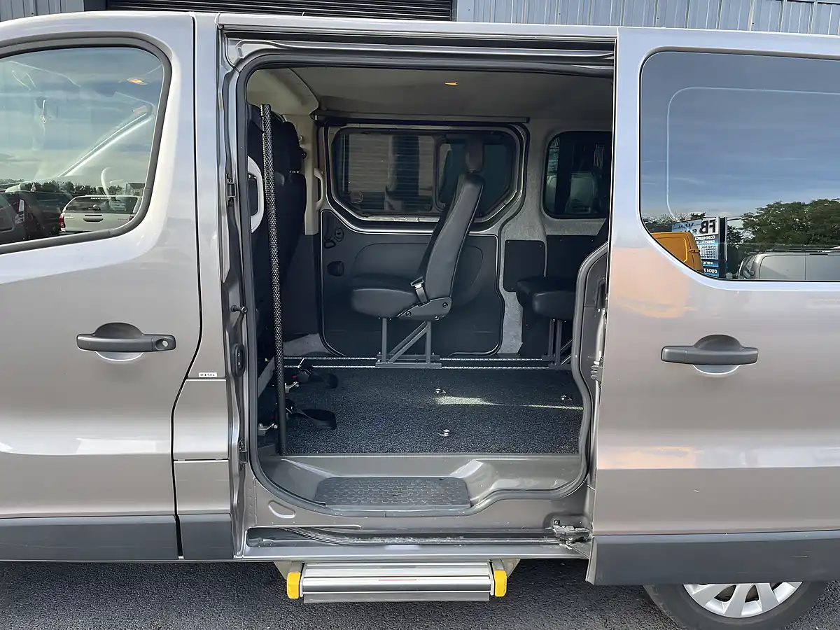 Used 2019 Renault Trafic SL27 Business 5 SEAT Bus Swb Grey - Interior and Exterior details 15