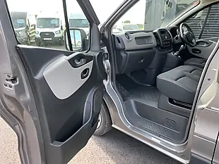 Used 2019 Renault Trafic SL27 Business 5 SEAT Bus Swb Grey - Interior and Exterior details 17