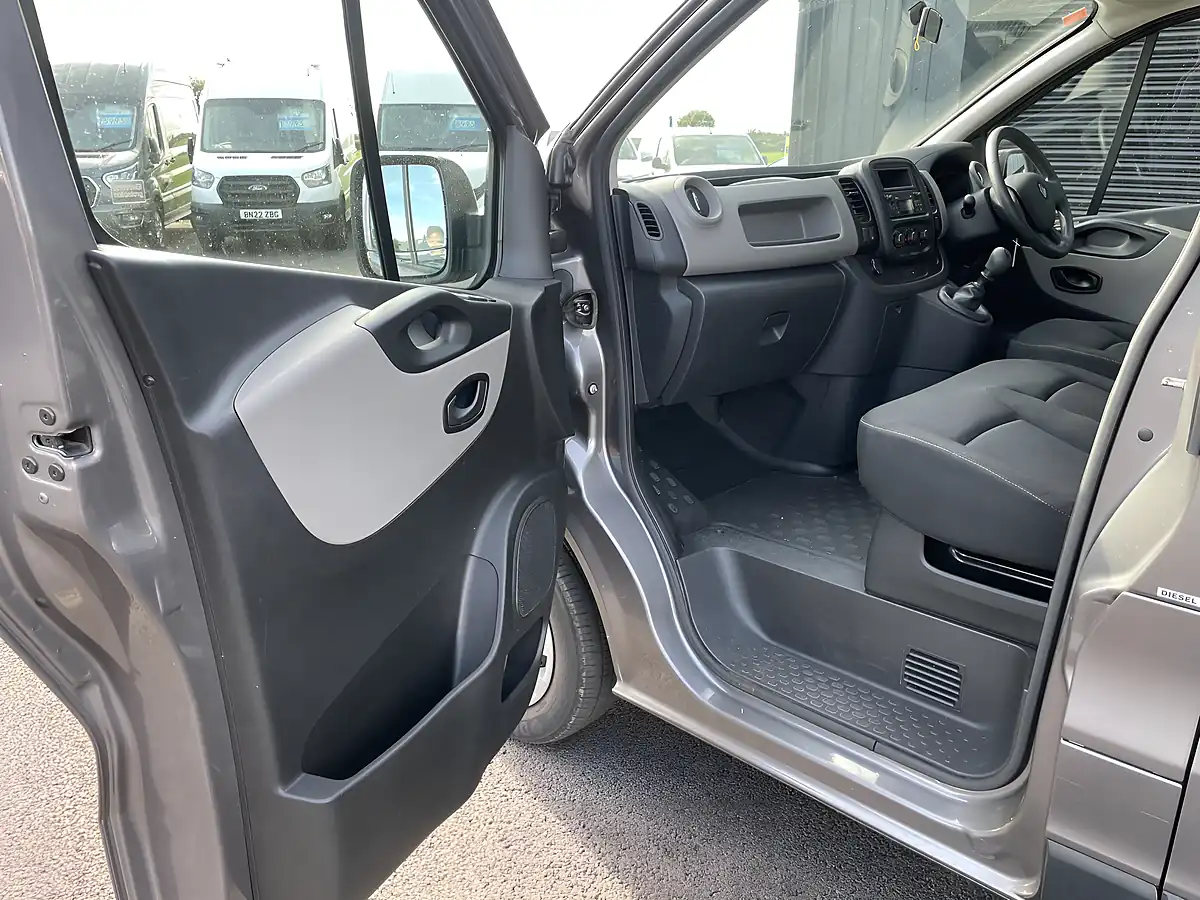 Used 2019 Renault Trafic SL27 Business 5 SEAT Bus Swb Grey - Interior and Exterior details 17