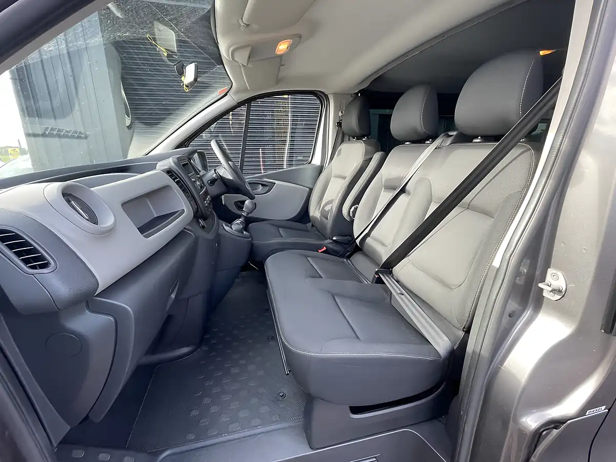 Used 2019 Renault Trafic SL27 Business 5 SEAT Bus Swb Grey - Interior and Exterior details 18