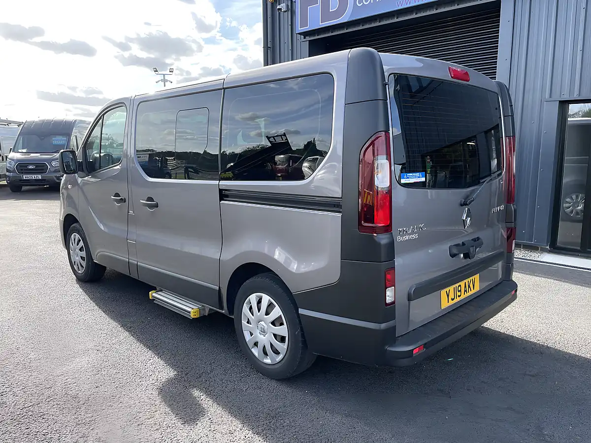Used 2019 Renault Trafic SL27 Business 5 SEAT Bus Swb Grey - Interior and Exterior details 7