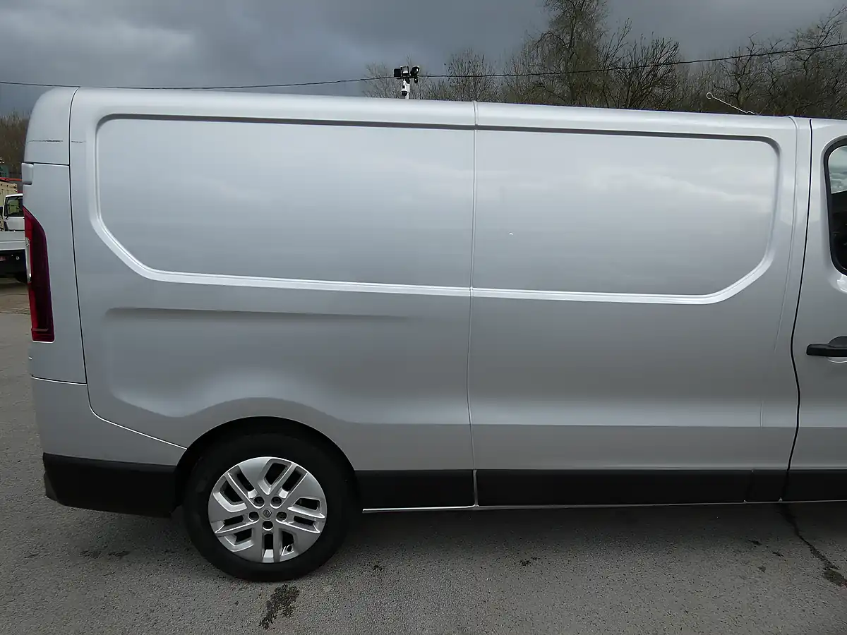 Used 2019 Renault Trafic Sport Nav Mercury - Interior and Exterior details 14