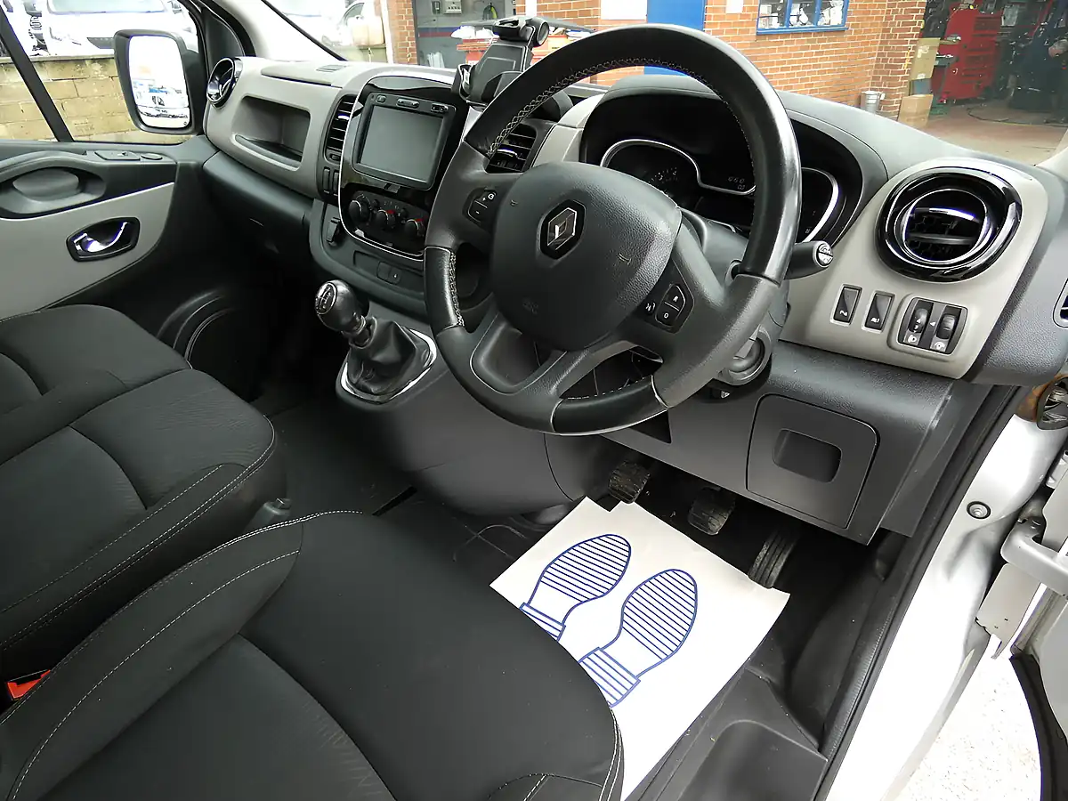 Used 2019 Renault Trafic Sport Nav Mercury - Interior and Exterior details 15