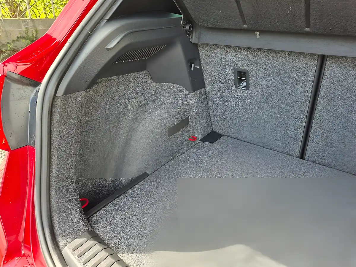 Used 2019 SEAT Arona Fr Red - Interior and Exterior details 12