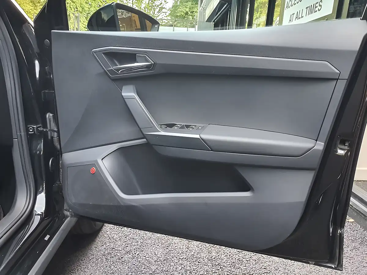 Used 2019 SEAT Arona Se Technology Lux Black - Interior and Exterior details 10
