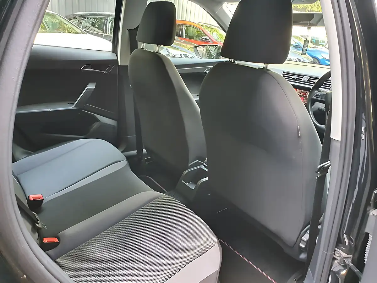 Used 2019 SEAT Arona Se Technology Lux Black - Interior and Exterior details 12