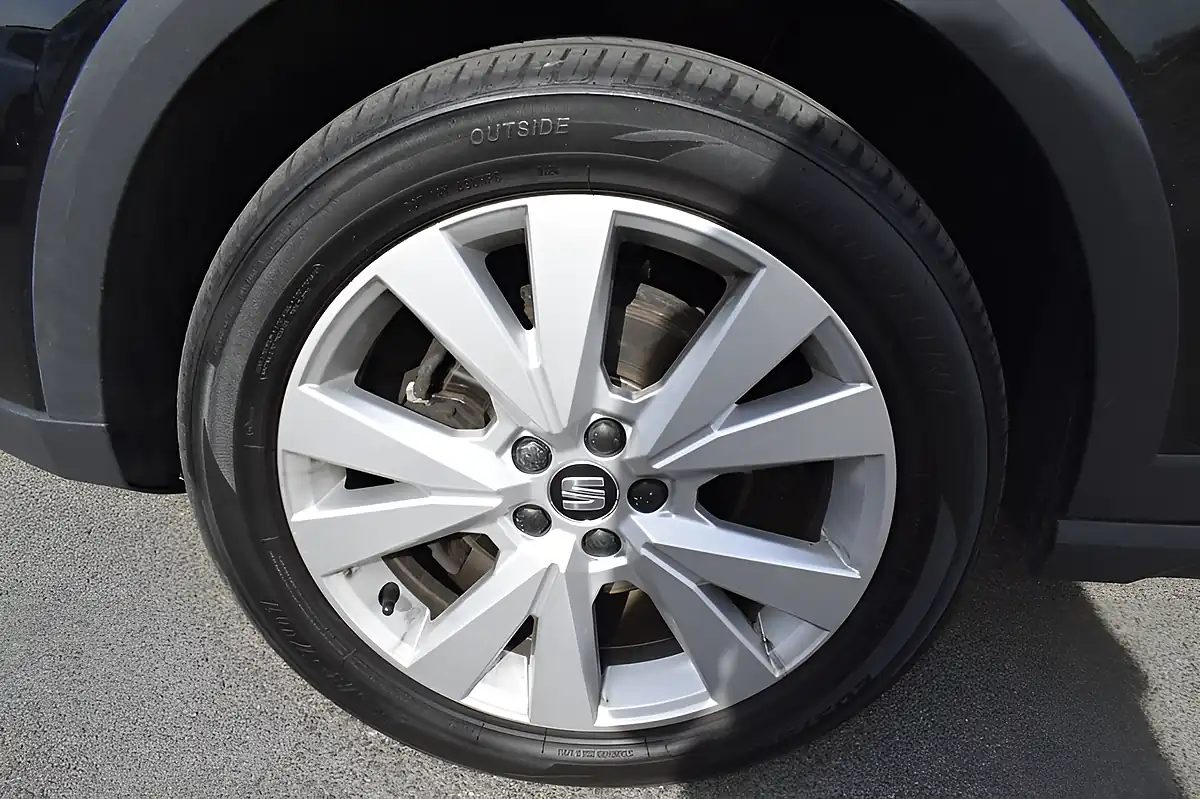 Used 2019 SEAT Arona Se Technology Lux Midnight Black - Interior and Exterior details 7