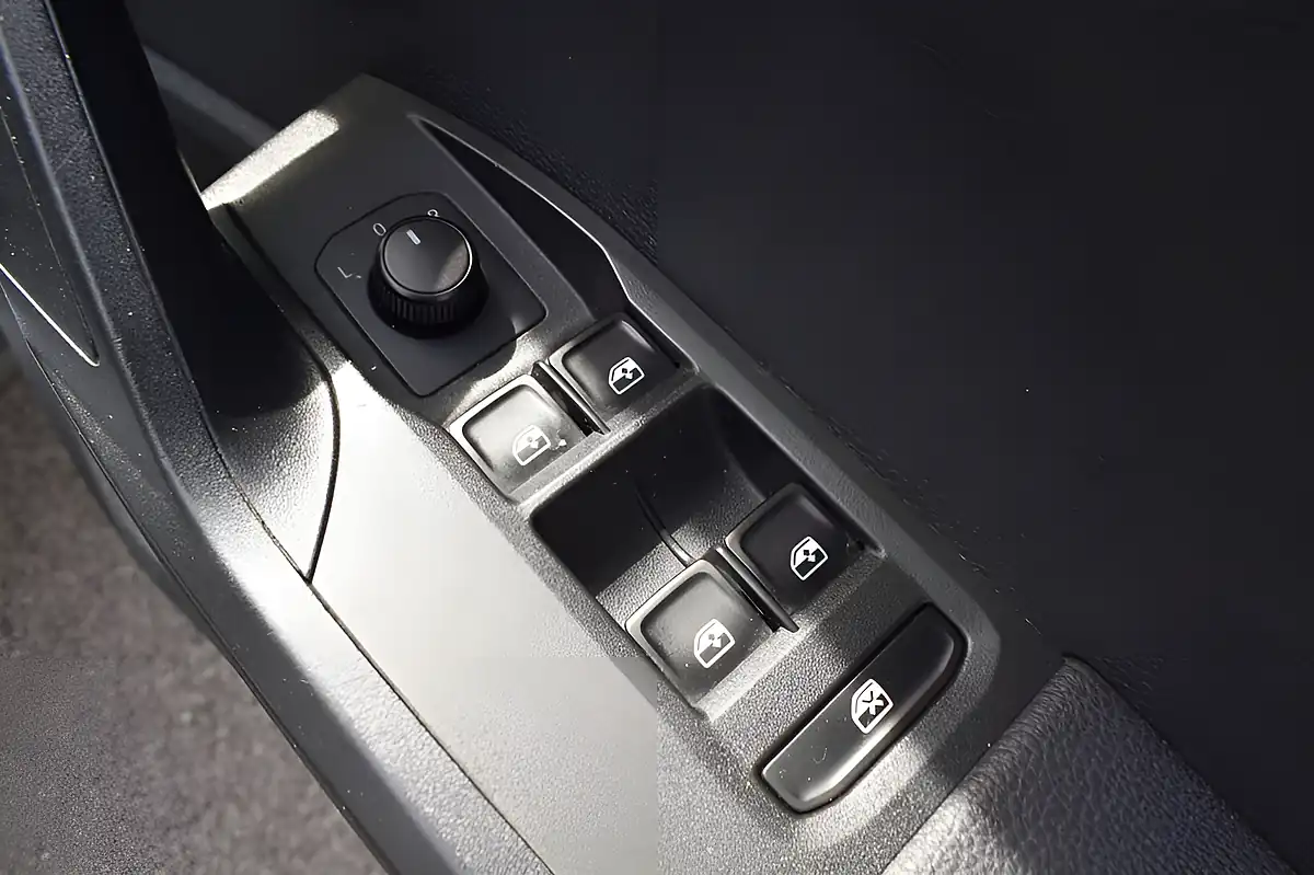 Used 2019 SEAT Arona Se Technology Lux Silver - Interior and Exterior details 14