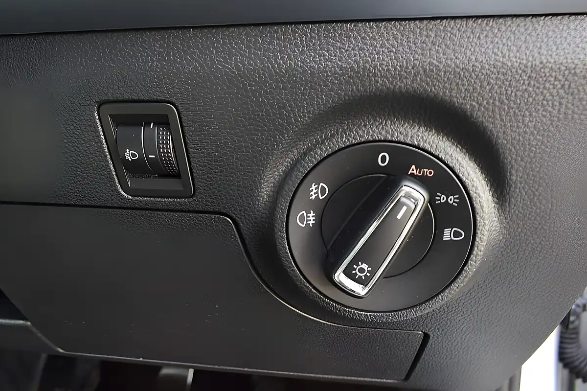 Used 2019 SEAT Arona Se Technology Lux Silver - Interior and Exterior details 15