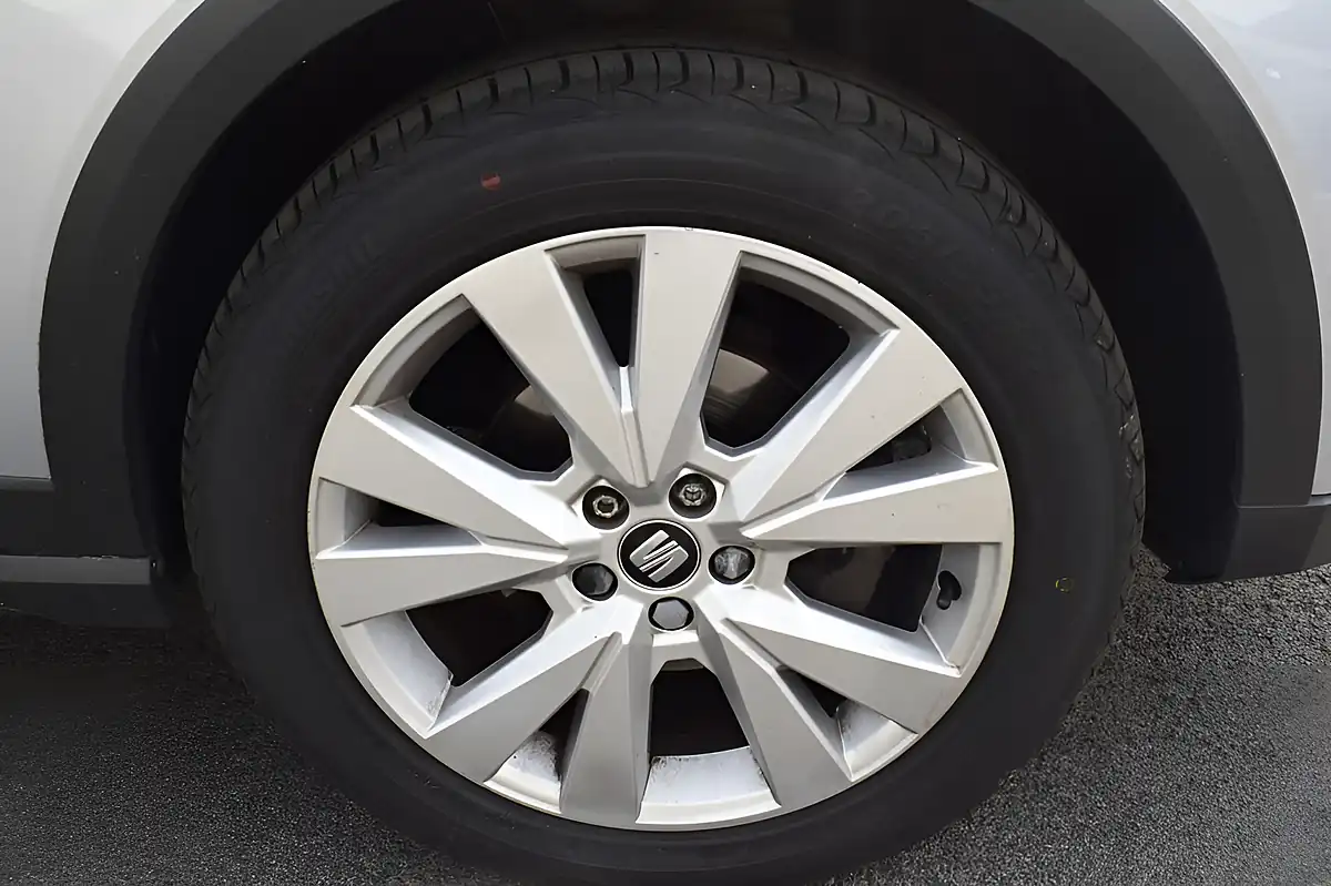 Used 2019 SEAT Arona Se Technology Lux Silver - Interior and Exterior details 4