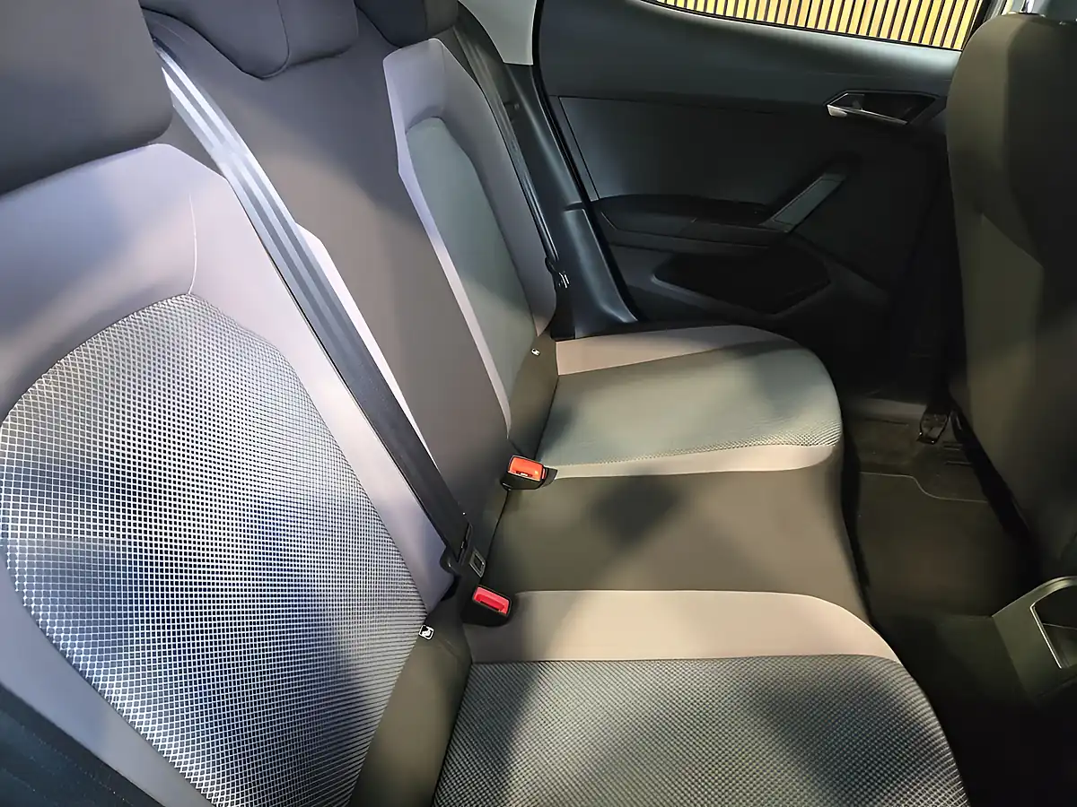 Used 2019 SEAT Arona Se Technology Lux Silver - Interior and Exterior details 12