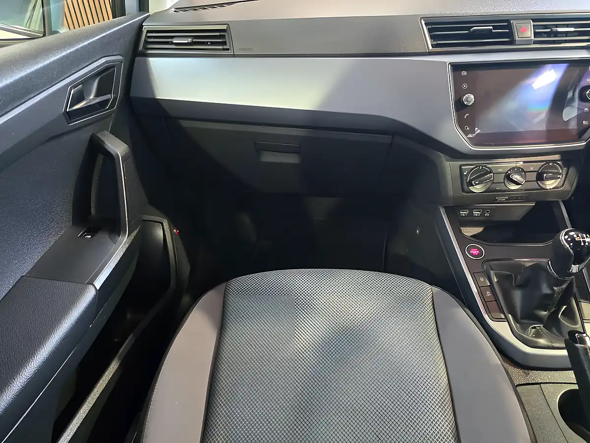 Used 2019 SEAT Arona Se Technology Lux Silver - Interior and Exterior details 14