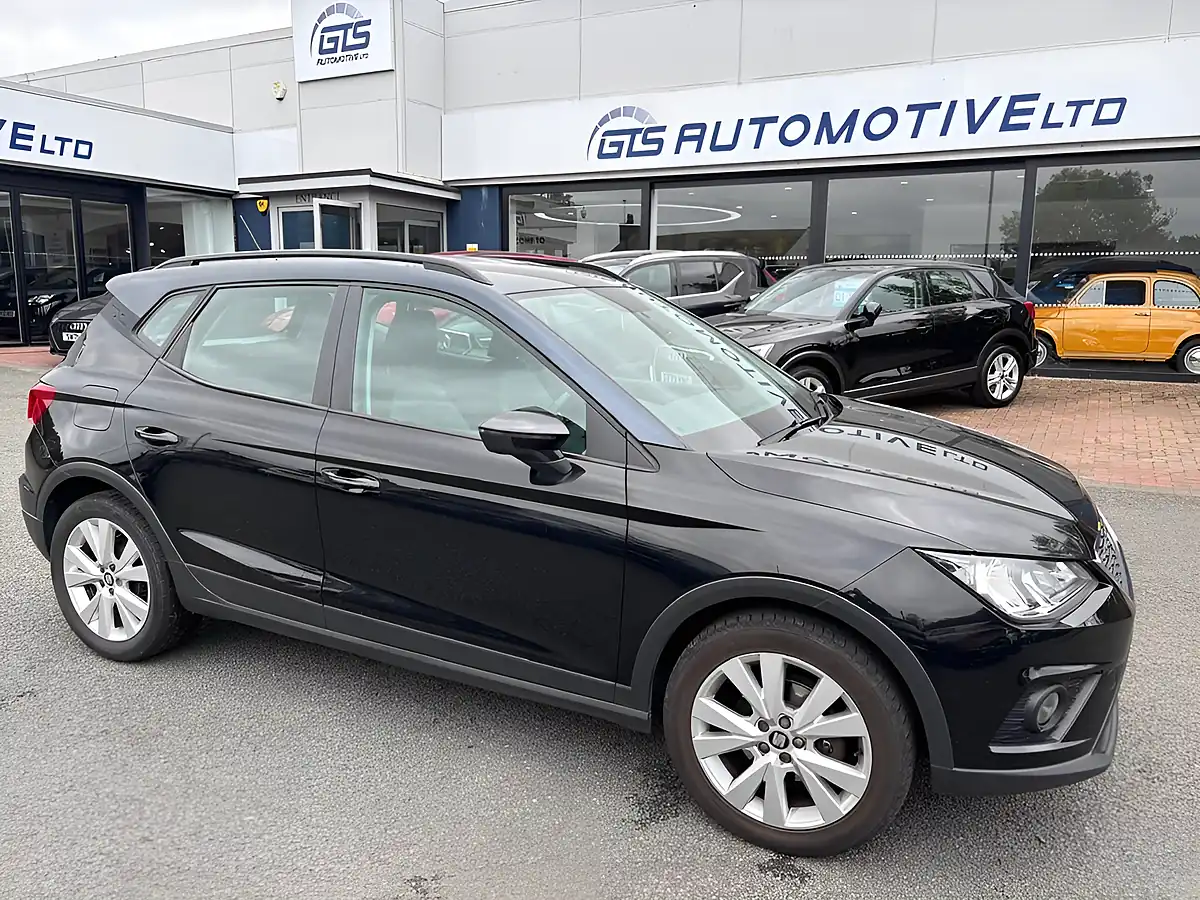 Used 2019 SEAT Arona Se Technology Midnight Black - Front View