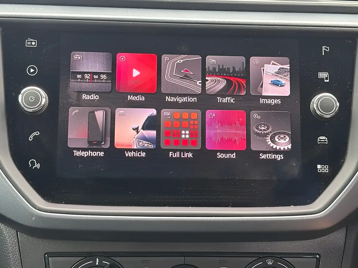 Used 2019 SEAT Arona Se Technology Midnight Black - Interior and Exterior details 14