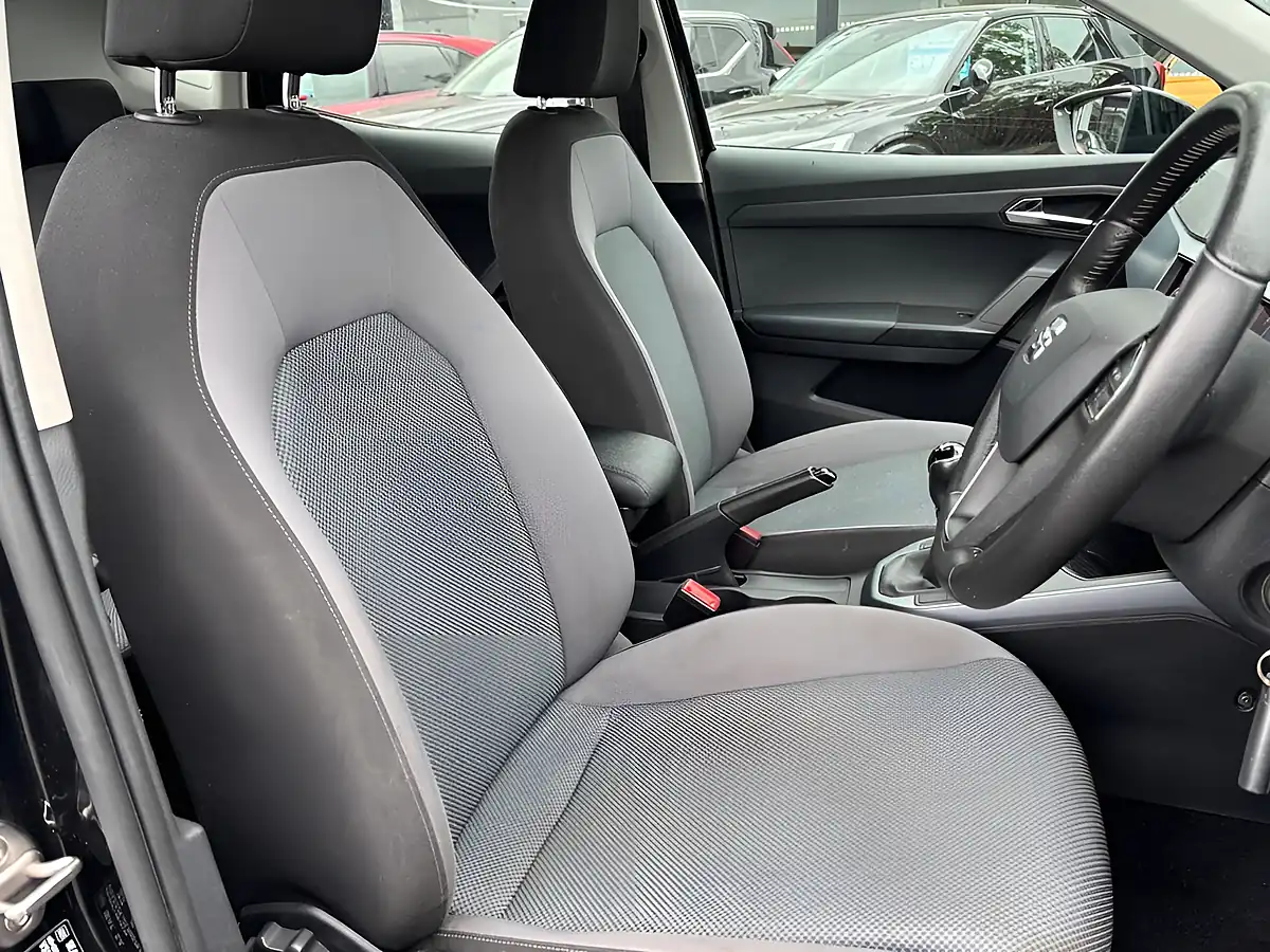 Used 2019 SEAT Arona Se Technology Midnight Black - Interior and Exterior details 3