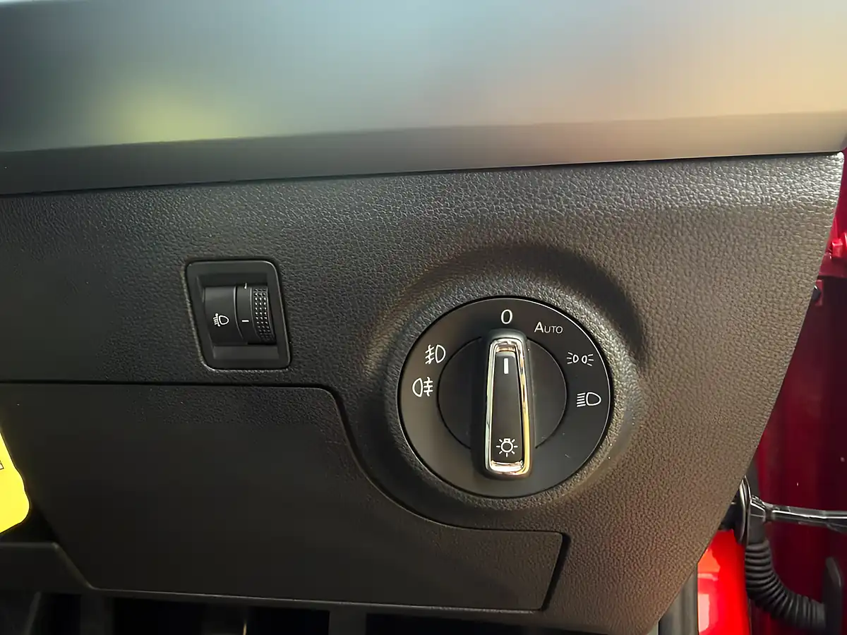 Used 2019 SEAT Arona Se Technology Red - Interior and Exterior details 16