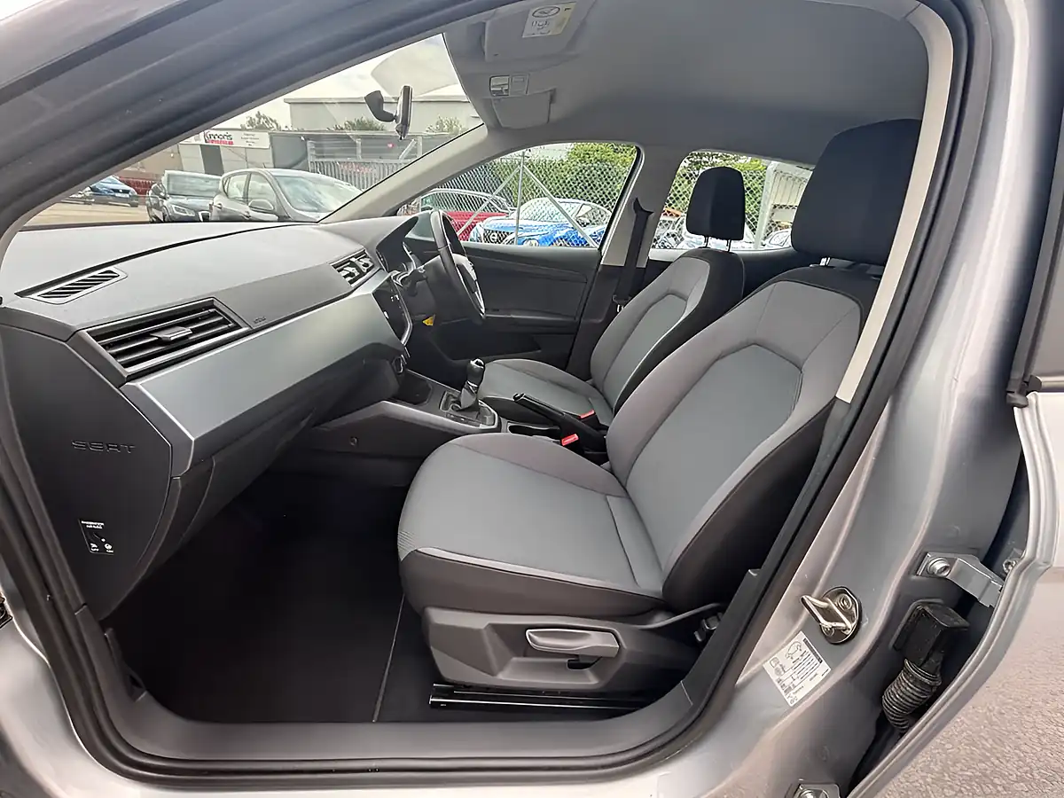 Used 2019 SEAT Arona Se Technology Silver - Interior and Exterior details 18