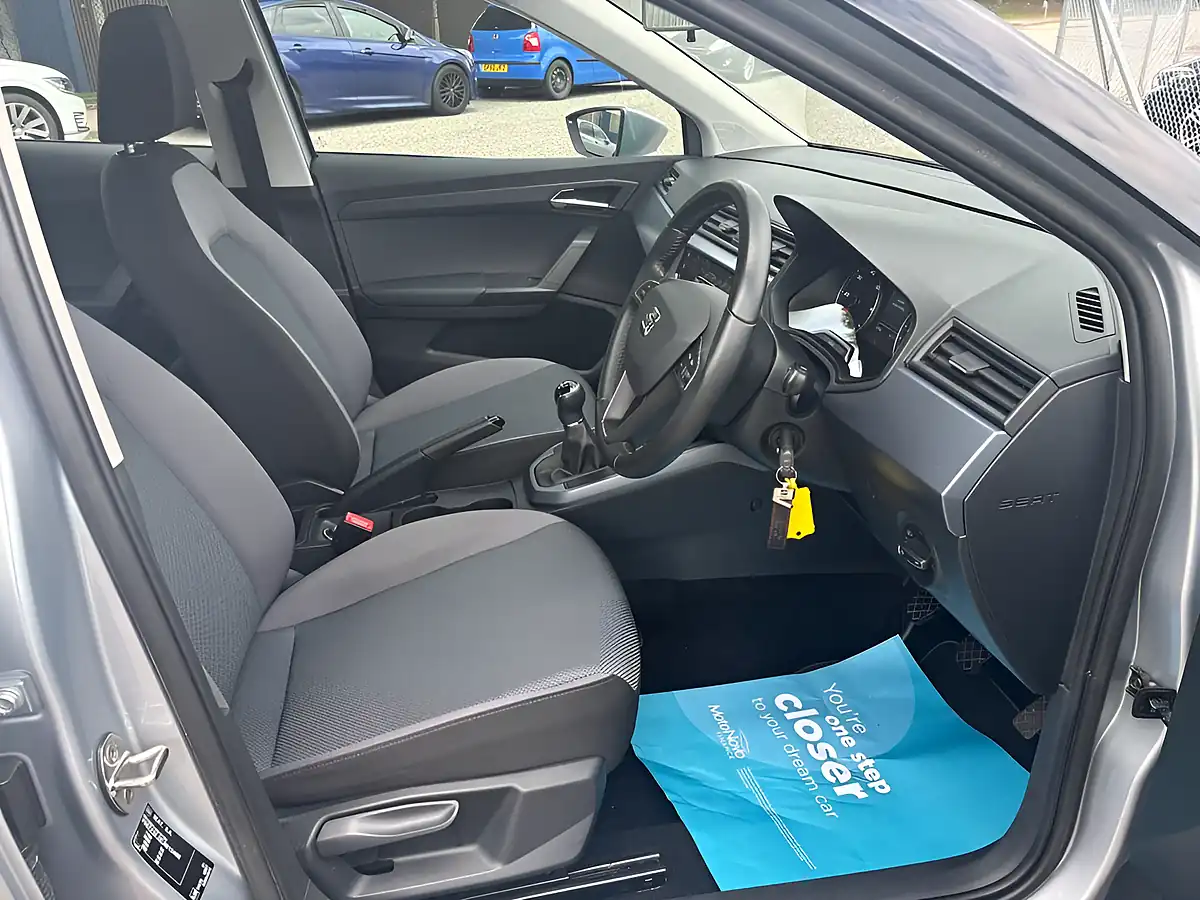 Used 2019 SEAT Arona Se Technology Silver - Interior and Exterior details 3