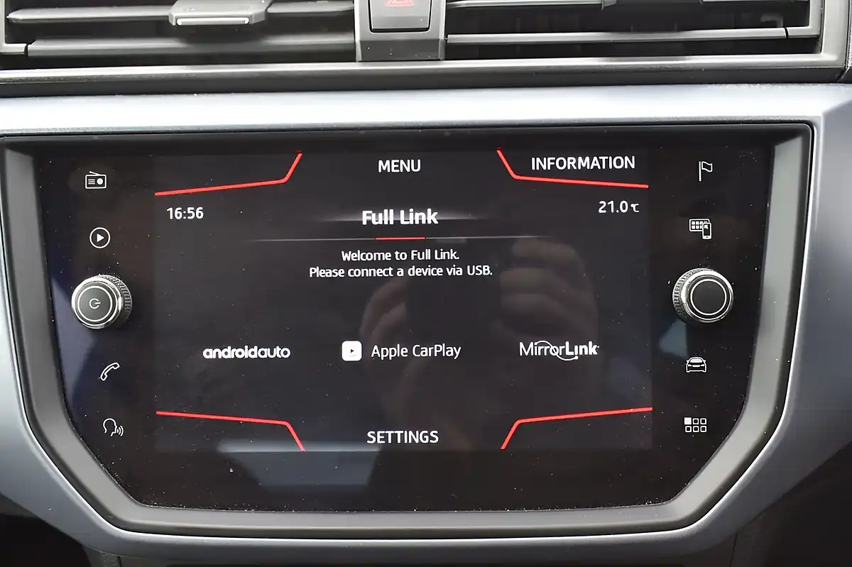 Used 2019 SEAT Arona Se Technology Silver - Interior and Exterior details 15