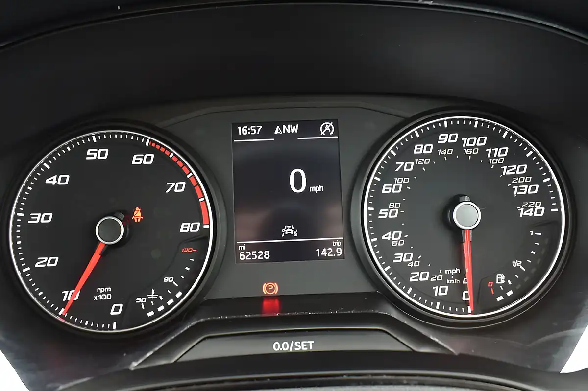 Used 2019 SEAT Arona Se Technology Silver - Interior and Exterior details 16