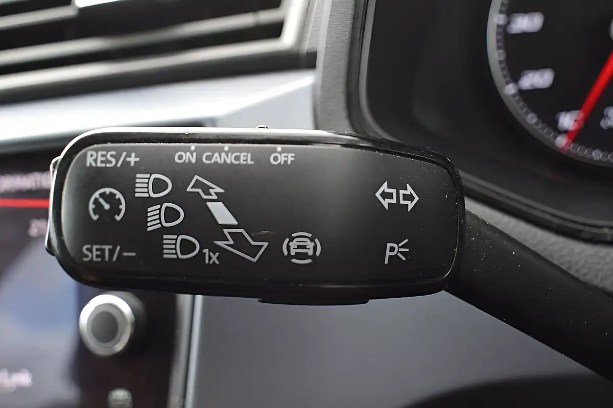 Used 2019 SEAT Arona Se Technology Silver - Interior and Exterior details 17