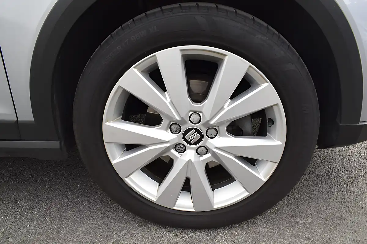 Used 2019 SEAT Arona Se Technology Silver - Interior and Exterior details 4