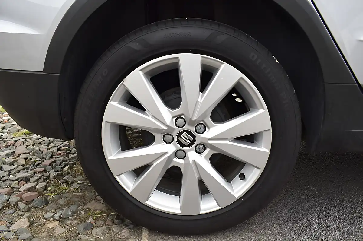 Used 2019 SEAT Arona Se Technology Silver - Interior and Exterior details 5
