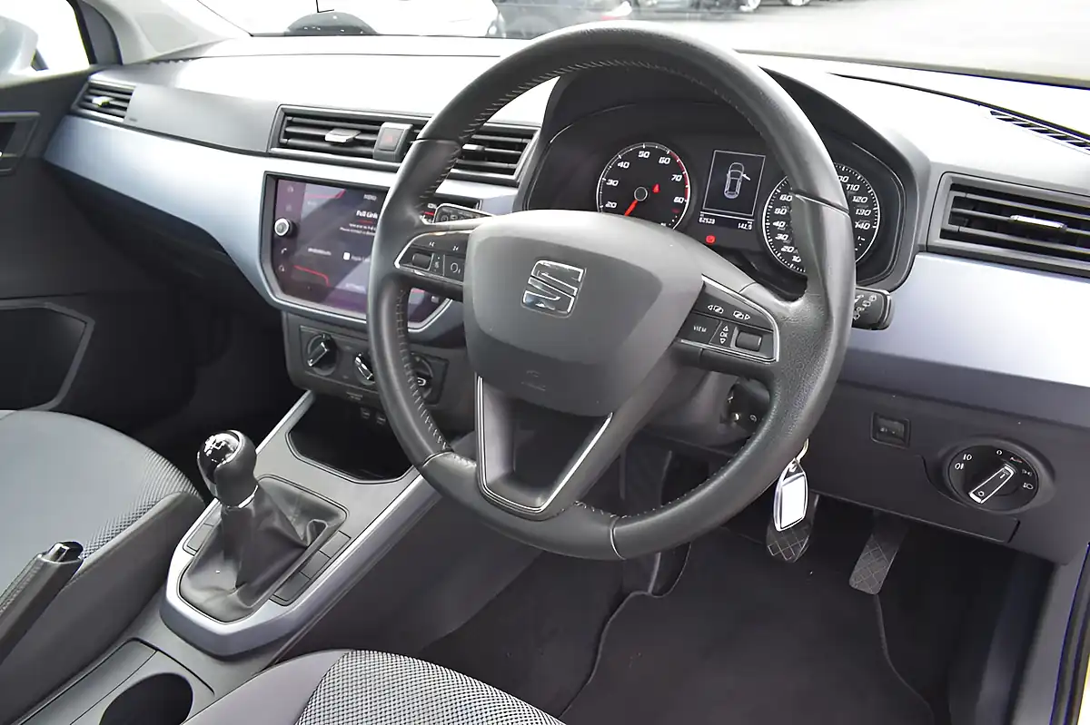 Used 2019 SEAT Arona Se Technology Silver - Interior and Exterior details 9