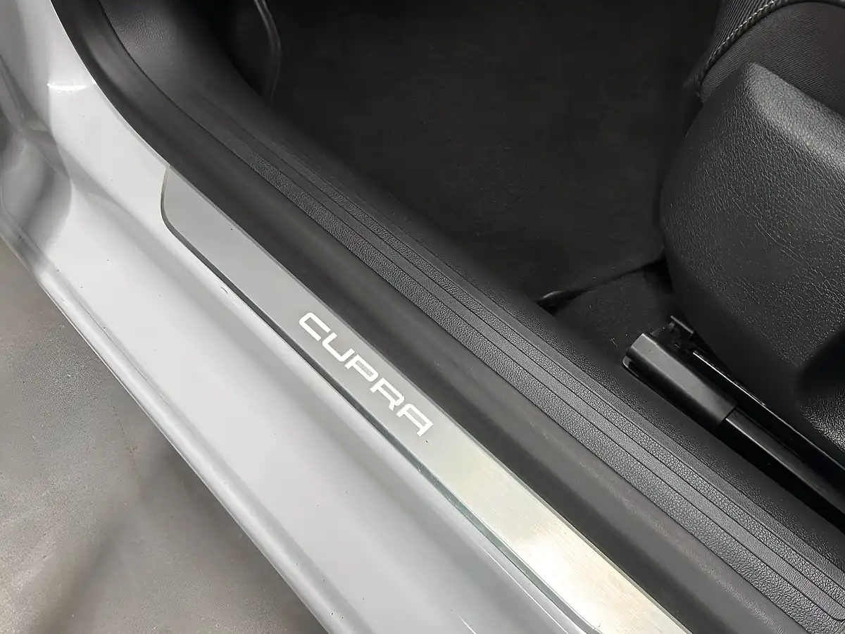 Used 2019 SEAT Leon Cupra 290 White - Interior and Exterior details 17