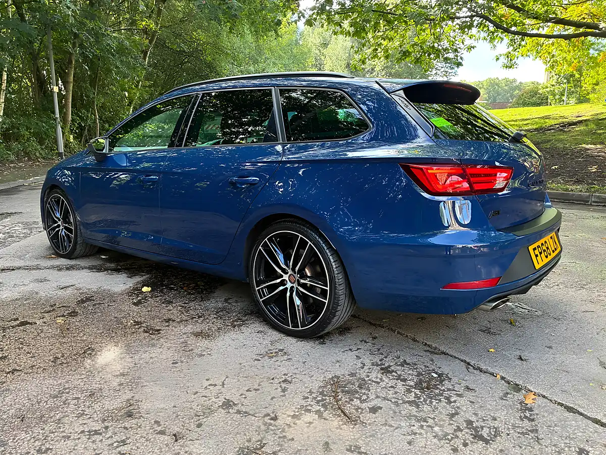 Used 2019 SEAT Leon Cupra 300 ST Blue - Interior and Exterior details 9