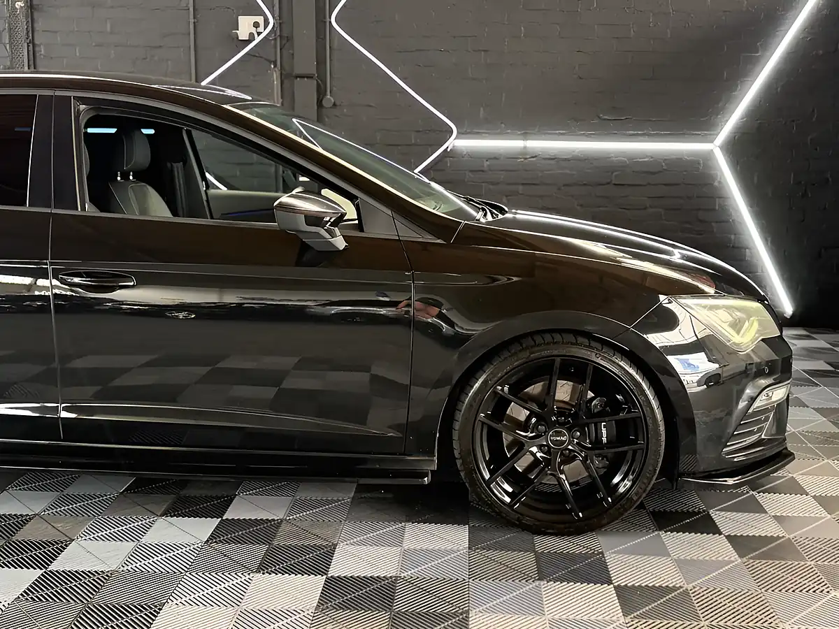 Used 2019 SEAT Leon Cupra Black - Interior and Exterior details 16