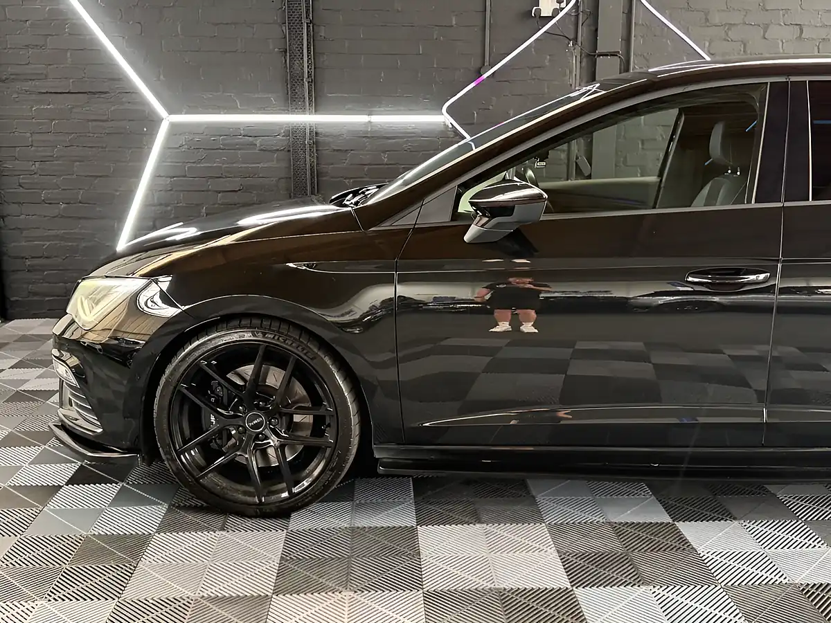 Used 2019 SEAT Leon Cupra Black - Interior and Exterior details 9
