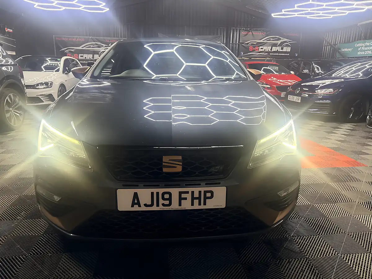 Used 2019 SEAT Leon Cupra Grey - Interior and Exterior details 4