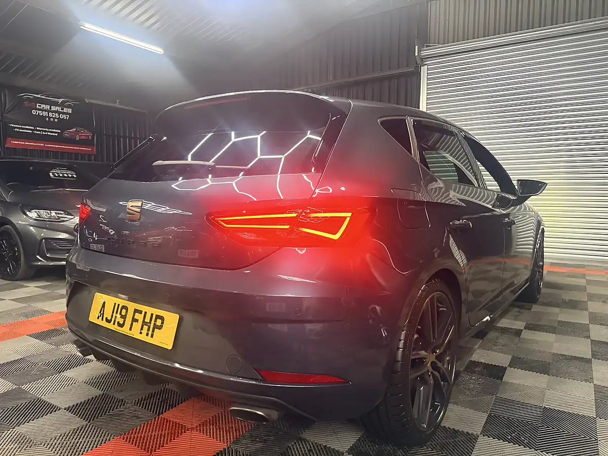 Used 2019 SEAT Leon Cupra Grey - Interior and Exterior details 9