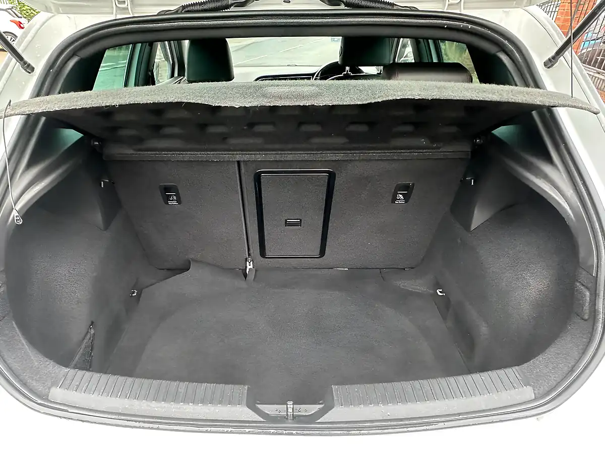 Used 2019 SEAT Leon Fr Black Edition White - Interior and Exterior details 13